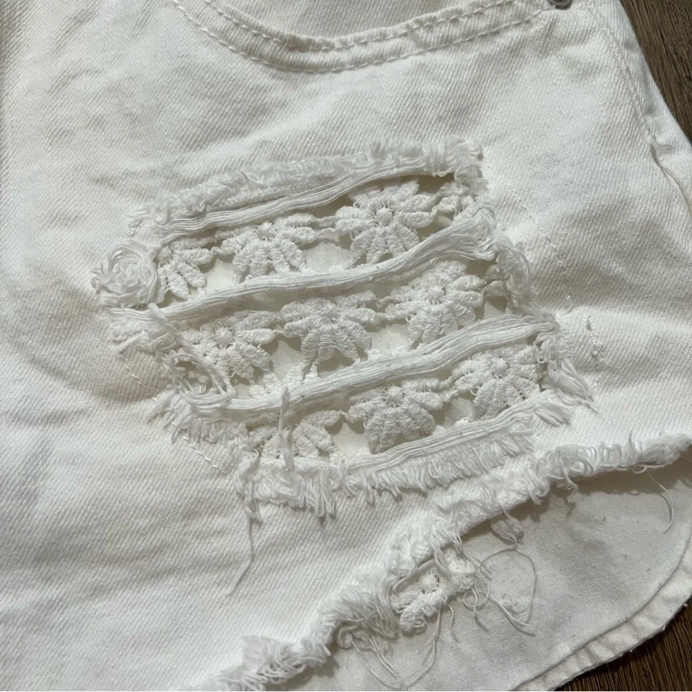 Forever 21 White Distressed Floral Jean Denim Shorts Jorts Size 28
